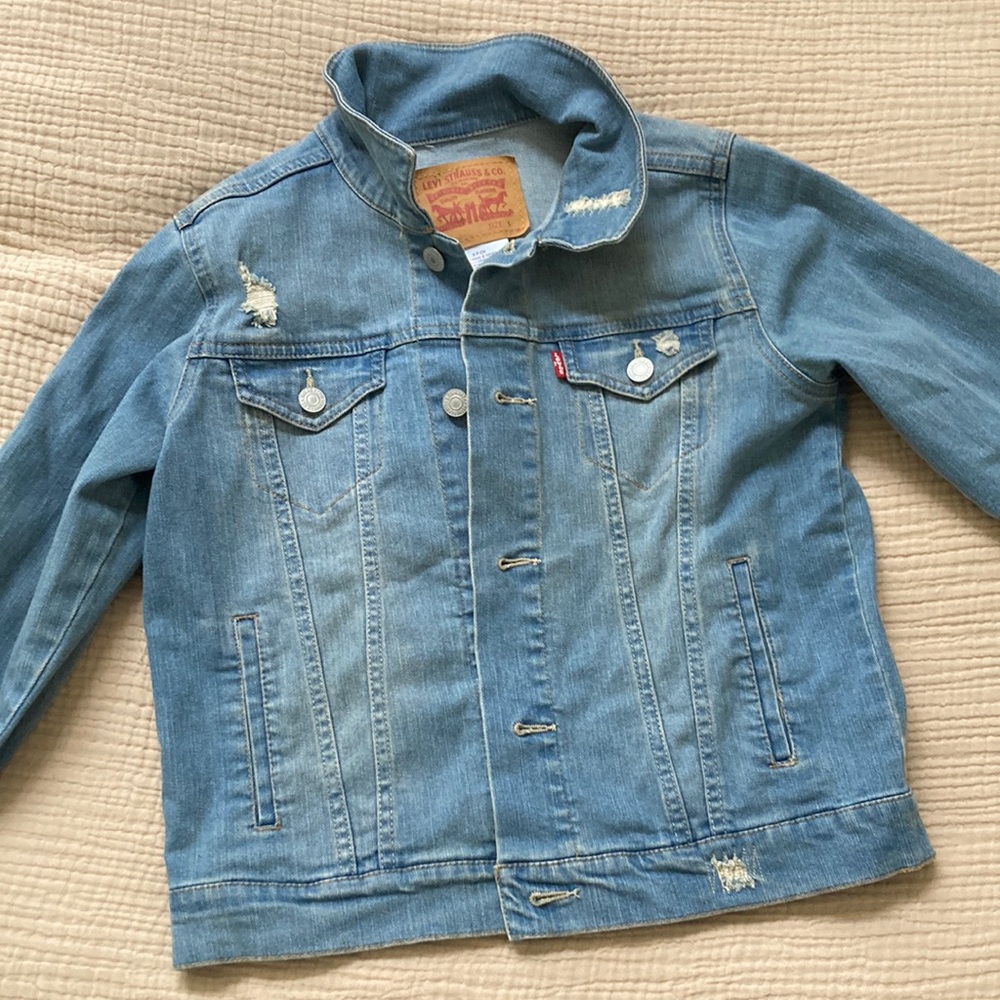 NWOT! Levi’s denim jacket - distressed details . Size US S (8-10 years old)